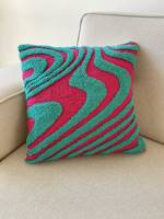 Housse de coussin moderne en velours, style vintage psychédélique, lignes ondulées vibrantes, technique de broderie punch needle jacquard, pour la maison