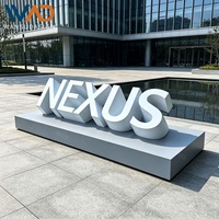 Panneau d'affichage au sol en métal personnalisé avec lettres 3D inclinées pour campus universitaire