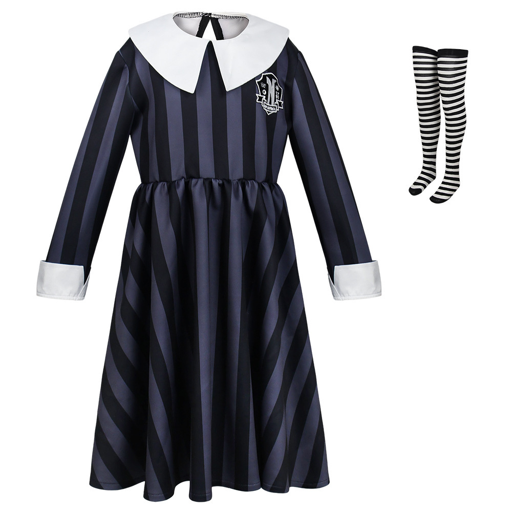 Robe noire et grise avec bas rayés noirs et blancs