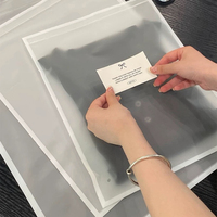 Sacs à fermeture éclair en PE transparent givré, 100 pièces, logo personnalisé imprimé en sérigraphie pour l'emballage de vêtements, refermables, pour t-shirts, chaussettes, sous-vêtements