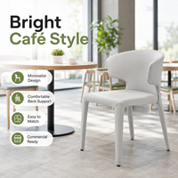 Chaises de salle à manger sans couture, revêtement lisse couleur craie, dossier enveloppant avec accoudoirs intégrés, pieds recouverts pour une utilisation moderne dans les cafés et salles à manger