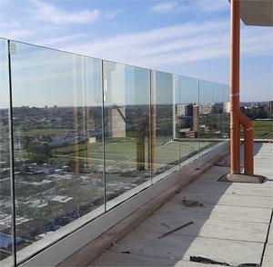 Đường ray đáy nhôm đùn với hàng rào kính cường lực - Product Image 3