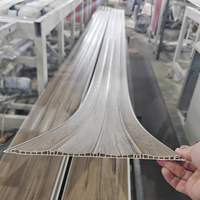 Panel Plafon PVC Laminasi Empat Gelombang Motif Kayu Langsung dari Pabrik untuk Proyek Dekorasi Interior
