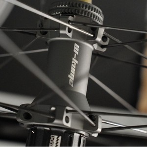 ชุดล้อจักรยานเสือหมอบคาร์บอนไฟเบอร์ขอบล้อเวฟสีดำด้าน ขนาด 45-50 มม. พร้อมดิสก์เบรก ขนาด 700C สำหรับประกอบเอง - Product Image 3