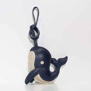 Llavero de cuero con forma de ballena, colgante de animal hecho a mano, diseño cosido en azul y crema - Product Image 3