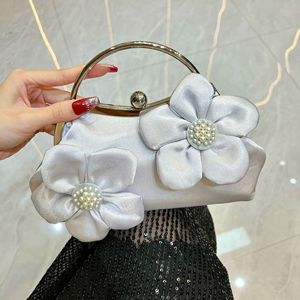 Pochette de soirée élégante en satin ornée de fleurs avec anse en métal – Parfaite pour les mariages et les banquets - Product Image 1