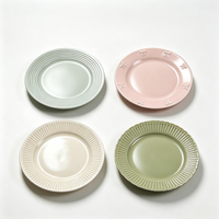 Assiettes de présentation plates classiques en céramique, design côtelé élégant, compatibles lave-vaisselle pour hôtels, restaurants et usage domestique