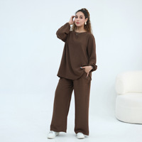 Ensemble coordonné deux pièces décontracté en tissu crêpe texturé polyester pour femme musulmane, avec haut à manches longues bouffantes et pantalon large, idéal pour le quotidien.