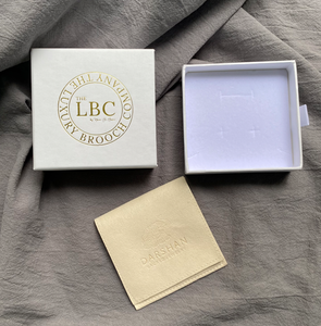 Caja de Embalaje para Joyería con Cajón Deslizable Blanco - Caja Rígida con Estampado en Dorado Personalizado para Broches y Collares - Product Image 2