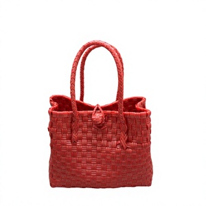 Sac fourre-tout en plastique tressé écologique rouge pour femme, idéal pour la plage, le shopping, le rangement et les voyages – Fournisseur personnalisé - Product Image 1
