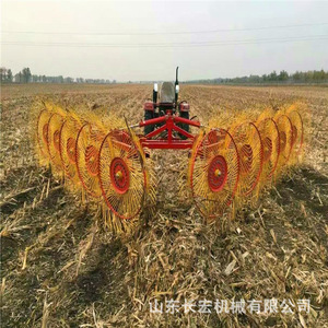 Râteau à foin série 9Lz pour tracteur, couleur rouge, avec mécanisme à engrenages pour le rasage et le empilage du foin, de l'alfalfa, de la paille et des tiges de maïs. - Product Image 1