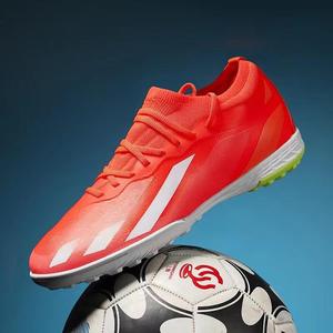 Scarpe da calcio TF/FG da <span class=keywords><strong>uomo</strong></span> di alta qualità OEM, rosse brillanti con strisce bianche, stringate, basse, per interni. - Product Image 1