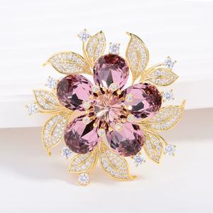 Broches tendance en cristal de fleur, boutons en strass, alliage plaqué or, personnalisables, unisexe, cadeau de fiançailles, de mariage ou de fête - Product Image 1