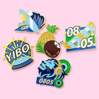 Épinglette en émail personnalisée avec personnage d'anime, badge métallique OEM à motif de dessin animé personnalisé avec pendentif chaîne pour souvenir de collection
