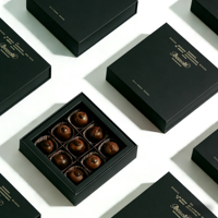 Boîte rigide magnétique personnalisée imperméable avec doublure en éponge, couvercle à charnière, estampage à chaud doré, emballage cadeau de luxe noir pour chocolat