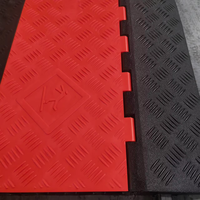 Nouvelle conception de protège-câble en plastique rouge et noir, avec verrouillage en caoutchouc, 5 canaux