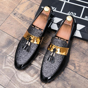 Nuova moda outdoor <span class=keywords><strong>scarpe</strong></span> casual in pelle verniciata di <span class=keywords><strong>grandi</strong></span> dimensioni da <span class=keywords><strong>uomo</strong></span> in pelle con paillettes a punta - Product Image 4
