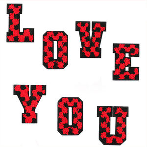 Parches de letras de PVC ecológico con lentejuelas bordadas en cuadros rojos de 6 cm de altura, marca <span class=keywords><strong>YM</strong></span>, para sombrero - Product Image 2