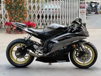 Moto sportive Yamaha YZF-6 600cc, moteur à couple élevé, moto de course agile, contrôle précis, conduite sur autoroute, durable, luxe, moto à essence