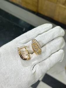 ต่างหูห่วงเพชรแบบอเมริกัน Bhargavi สำหรับผู้หญิง ขายส่ง ประดับด้วยเพชร CZ ชุบทอง เหมาะสำหรับงานแต่งงานแบบอินเดีย เครื่องประดับแฟชั่นสำหรับงานปาร์ตี้ - Product Image 5