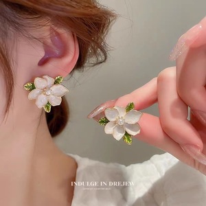 Boucles d'oreilles créatives vintage en forme de fleur blanche avec perles, plaquées or, pour femmes - Product Image 3