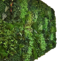 Panneau mural en herbe artificielle tropicale verte 50x50cm en gros, mélange de fougères et de feuillage floral pour décoration de fond de bar