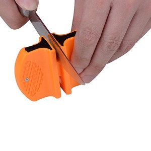 Aiguiseur de couteaux portable d'extérieur en plastique ABS, céramique et carbure de tungstène, design compact pour cuisine, camping, chasse - Product Image 1