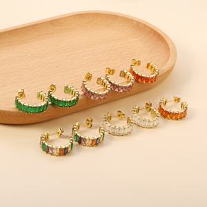 Pendientes de Aro Impermeables Brillantes en Forma de C con Circonita, Joyería de Acero Inoxidable Chapado en Oro, Pendientes de Aro Coloridos con Circonita Cúbica - Product Image 3