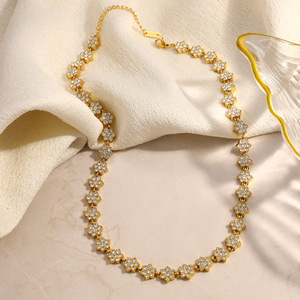 Collier en diamant plaqué or 18 carats, taille brillant ronde, motif pétale de fleur, pour usage quotidien - Product Image 3
