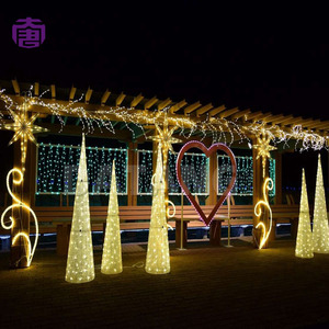Guirlandes lumineuses superposées pour arbre de Noël : Créez un centre d'attention lumineux et sculptural pour les halls d'hôtels, les centres commerciaux et les festivals d'hiver - Product Image 5