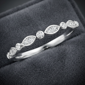Bague de fiançailles et de mariage minimaliste en or 10K 14K 18K et argent 925 935 avec diamants de laboratoire taille feuille et diamants taillés pour femme - Product Image 1
