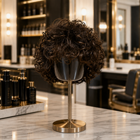 Perruque Courte Bouclée Homme Effet Naturel Châtain Foncé Frange Relevée Fibre Haute Température Faite à la Machine Réglable Vente en Gros par Senmu Beauty