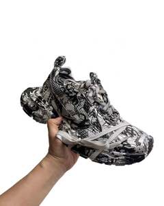 รองเท้าผ้าใบตาข่ายและโพลียูรีเทนสีขาวดำลายกราฟฟิตี รุ่น 3XL "Extreme" สำหรับผู้ชาย ระบายอากาศได้ดี สวมใส่สบาย เหมาะสำหรับเดิน - Product Image 1