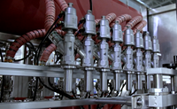Machine de remplissage de liquides multi-têtes à pompe à piston automatique, idéale pour le lait, le vin et l'eau potable