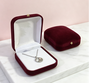 Boîte recouverte de velours rouge vin, de forme rectangulaire arrondie, avec bouton-pression rond doré, doublure en éponge blanche haute densité, velours délicat. - Product Image 3