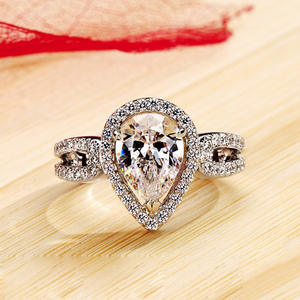 F1198 Anello di fidanzamento da donna con diamante sintetico taglio a pera romantico e pietre laterali per gioielli da matrimonio - Product Image 2