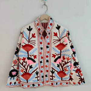 Veste Suzani en coton blanc TNT faite à la main, broderie ethnique artisanale, manteau d'hiver bohème, tenue de festival artistique, veste brodée - Product Image 1