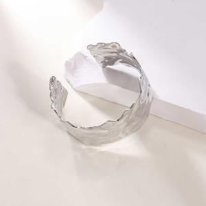 Bracelet ouvert tendance euro-américain à large face, en acier inoxydable, élégant, effet métallique, bijoux pour femmes - Product Image 4