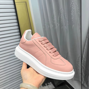 รองเท้าผ้าใบหนังทรงเตี้ยพื้นหนา Alexander Smooth Leather รุ่น Mc. ตะเข็บเสริมความแข็งแรงสำหรับเสื้อผ้าสตรีทแวร์ชายหญิง รุ่นควีน - Product Image 1