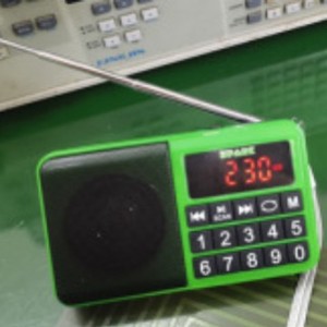 Radio FM portable Spark avec haut-parleur intégré, batterie rechargeable, 64,0-108,0 MHz, corps en plastique, écran numérique - Product Image 5