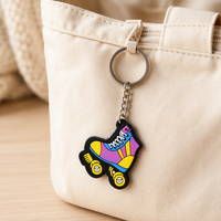 Porte-clés personnalisé en caoutchouc en forme de patin à roulettes, joli breloque en forme de chaussure de sport pour la décoration de sacs à dos, cadeau de fête, prix de gros