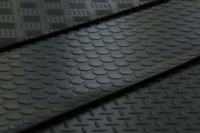 Schwarze Anti-Rutsch-Matte Anti-Ermüdung Wasserdichter Münz boden Runde Knopf matte Bolzen Gummi platte Rolle