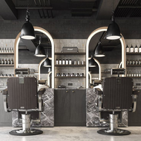 Mobilier de salon de luxe pour hommes, conception intérieure personnalisée pour salon de coiffure avec vitrines de présentation, fabrication