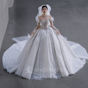 Robe de mariée sirène ultra-longue Lsgz05 Jancemebr, blanche romantique, avec appliques de dentelle sur toute la surface et perles brodées, décolleté cœur - Product Image 3