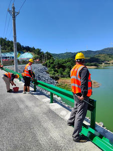 La immersione calda ha galvanizzato la doppia onda il Guardrail d'acciaio del fascio dell'autostrada rurale Anti collisione della barriera di protezione del traffico barriere per la strada - Product Image 4