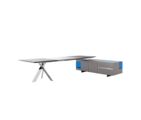 Bureau de direction moderne avec armoire de rangement latérale intégrée, base en métal en forme de X et accents en verre bleu pour espace de travail