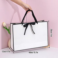 Sacs cadeaux en carton blanc classique écologiques et recyclables avec impression offset de logo personnalisé et ruban