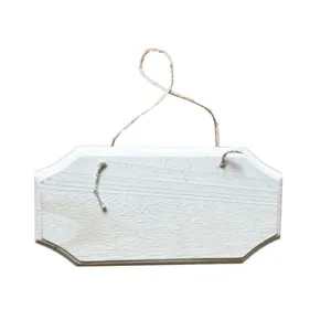 Пустой белый вывеска из павловнии, деревянные прямоугольные дверные бляшки, подвесные вешалки с шпагатом
