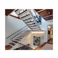 Maison nouvellement construite avec escalier flottant, escalier mural avec échelle, éclairage LED pour marches d'escalier, escalier droit