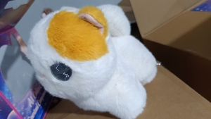 Juguete de Peluche de Gato Blanco con Orejas Marrones y Naranjas, Animal de Peluche Grande y Suave para Niños Unisex - Product Image 3
